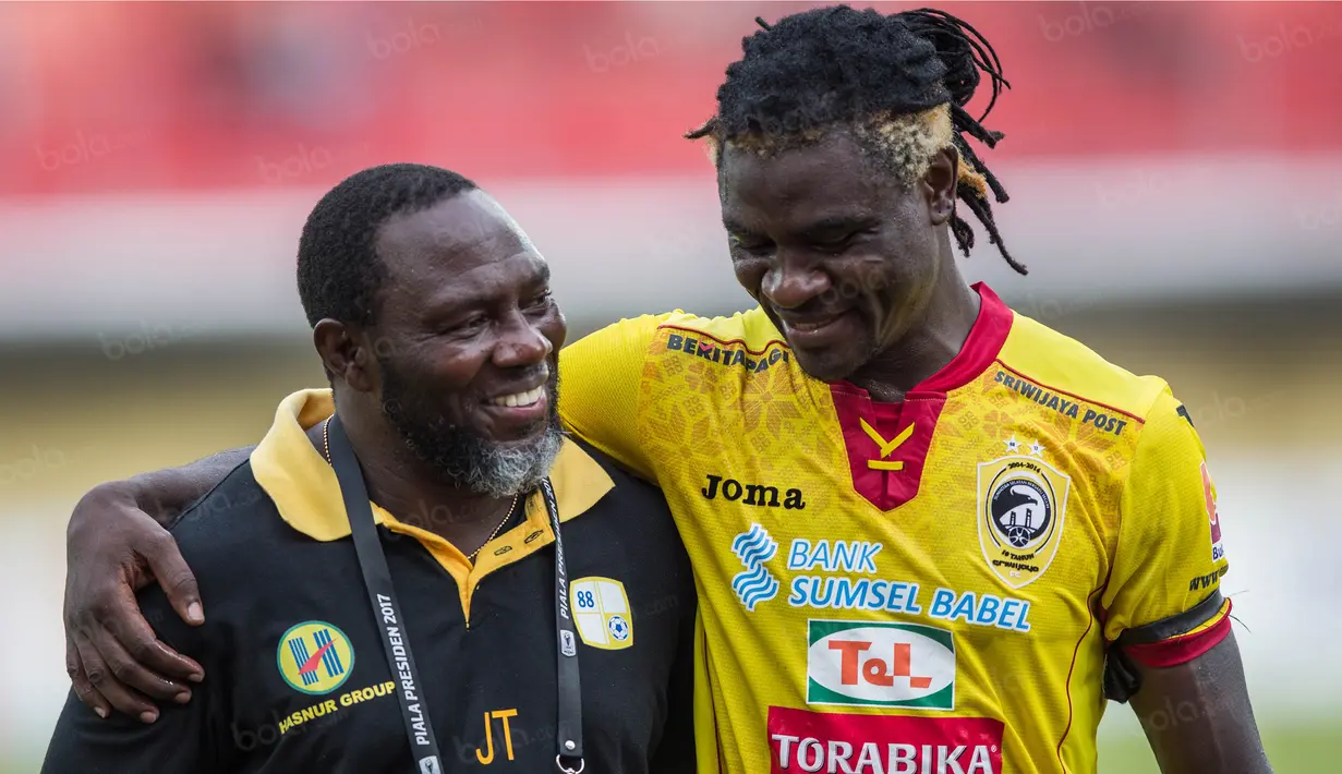 Usai bentrok antara Barito Putera melawan Sriwijaya FC, Jacksen F Tiago dan Bio Paulin tampak saling tegur sama dan melepas kerinduan antara keduanya. (Bola.com/Vitalis Yogi Trisna)