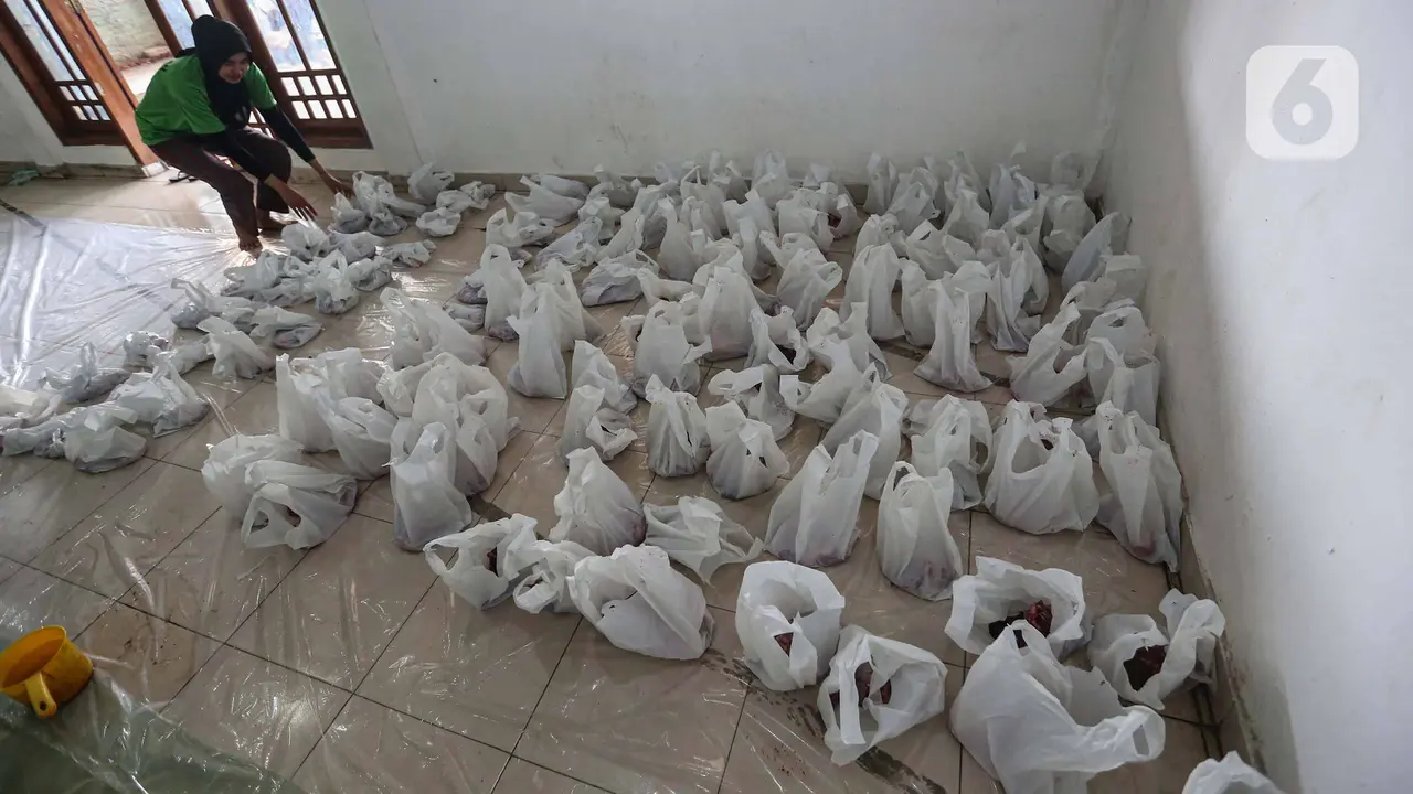 Umat Islam Laksanakan Pemotongan dan Pembagian Daging Hewan Kurban