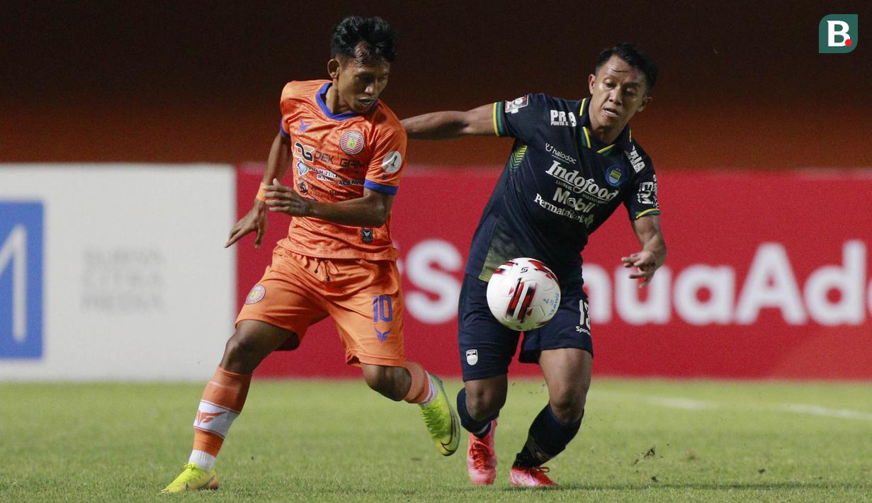 Febri Haryadi (kanan) memulai karier sepak bola di akademi Persib Bandung. Berkat kerja kerasnya, dia naik ke tim senior dan hingga kini konsisten mengisi skuat utama. (Foto: Bola.com/M.Iqbal Ichsan)