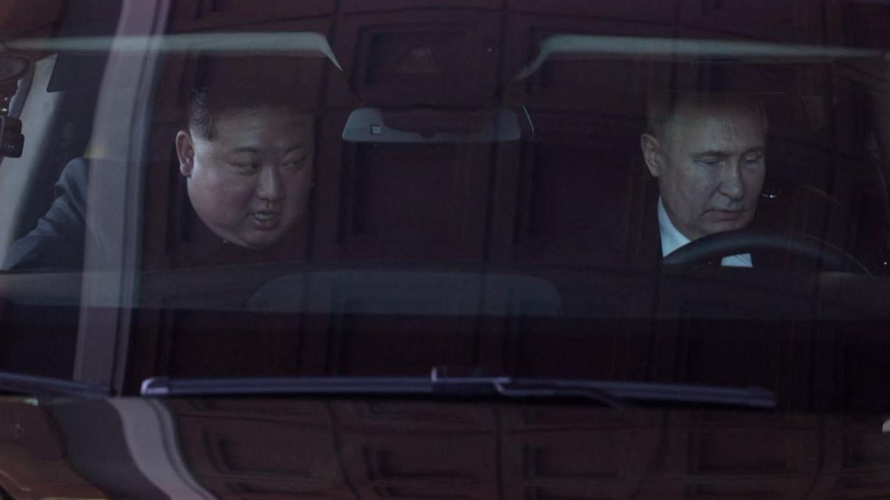 Sementara Kim Jong-un duduk di kursi penumpang di sebelah Putin. <br><br>Kemudian mobil yang dikemudikan oleh Putin berjalan melewati tempat yang terlihat seperti taman.&nbsp;Foto: Sputnik/Gavriil Grigorov/Pool via REUTERS<br>