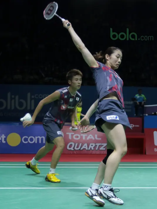 Misaki Matsutomo gagal menghalau kok kiriman Liliyana Natsir pada babak kedua Indonesia Open 2018 di Istora Senayan, Jakarta, (5/6/2018). Tontowi/Liliyana menang 24-22, 21-19. (Bola.com/Nick Hanoatubun)