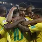 Para pemain Brasil merayakan keberhasilan gol yang dicetak Thiago Silva saat menghadapi Serbia dalam laga terakhir Grup E Piala Dunia 2018 di Stadion Spartak, Kamis (28/6/2018) dinihari WIB. (AP/RebeccaBlackwell)