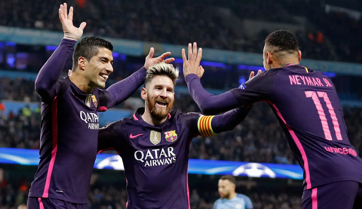 Penyerang Barcelona, Lionel Messi melakukan selebrasi bersama Neymar dan Suarez usai mencetak gol kegawang City pada grup C Liga Champions di stadion Etihad, Manchester, (2/11). City menang atas Barcelona dengan skor 3-1. (Reuters/Darren Staples)