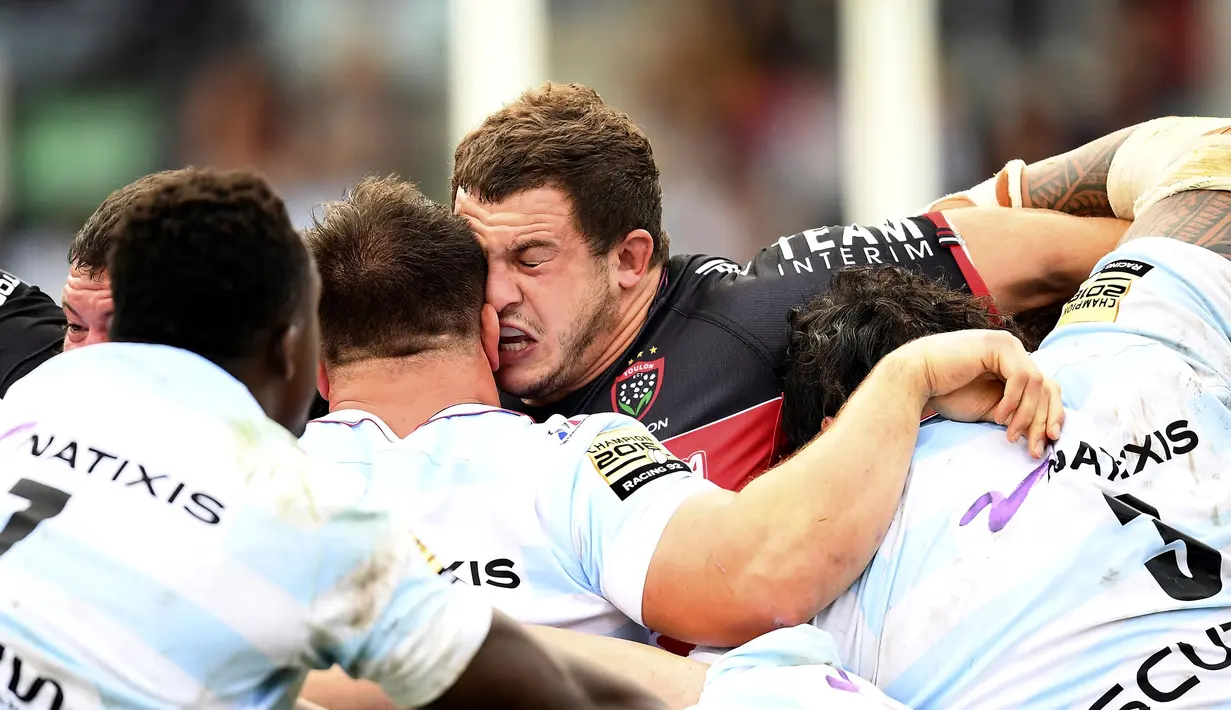 Anthony Etrillard (tengah) dari tim Toulon terjepit saat berebut bola dengan para pemain Racing 92 pada ajang Rugby di Yves du Manoir Stadium, Colombes (18/9/2016). (AFP/Franck Fife)