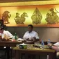 Jokowi-Prabowo makan siang di pusat perbelanjaan FX Sudirman, Jakarta, Sabtu (13/7/2019). (Liputan6.com/Lizsa Egeham)