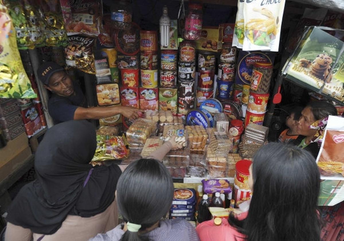 Jelang Lebaran, omzet pedagang kue di Ciracas malah turun 35 persen