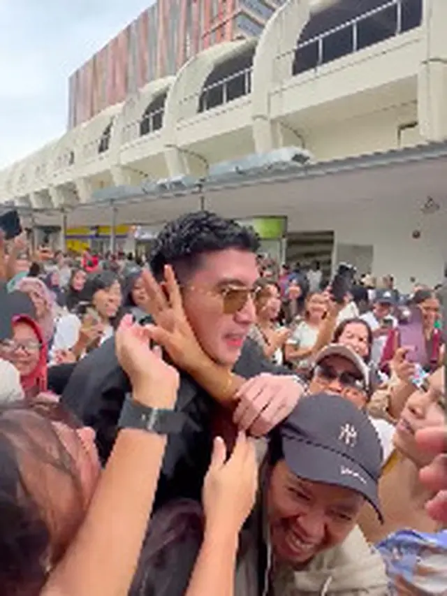 Verrel Bramasta membuat heboh ketika berlibur di Singapura. Dirinya banyak dikerubungi wanita.
