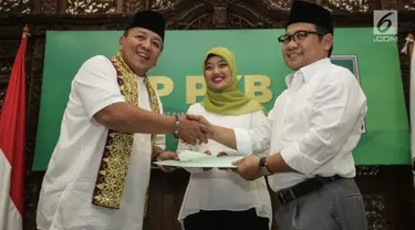 Ketum PKB, Muhaimin Iskandar (kanan) menyerahkan surat dukungan untuk pasangan Cagub-Cawagub dalam Pilkada Lampung 2018 Arinal Djunaidi (kiri) dan Chusnunia Chalim di Gedung DPP PKB, Jakarta, Rabu (20/12). (Liputan6.com/Faizal Fanani)