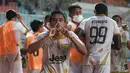 Pemain Martapura Dewa United, Gufroni Al Maruf melakukan selebrasi usai mencetak gol ke gawang PSIM Yogyakarta dalam laga perebutan tempat ketiga Liga 2 2021 di Stadion Pakansari, Bogor, Kamis (30/12/2021). (Bola.com/Bagaskara Lazuardi)