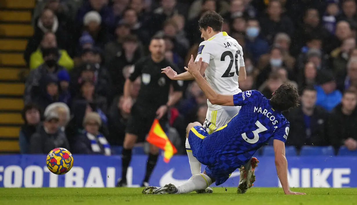 Pemain Leeds United Daniel James (kiri) ditekel oleh pemain Chelsea Marcos Alonso pada pertandingan sepak bola Liga Inggris di Stadion Stamford Bridge, London, Inggris, 11 Desember 2021. Chelsea menang 3-2. (AP Photo/Matt Dunham)