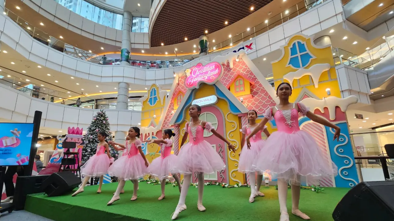 Pohon Natal 12 Meter