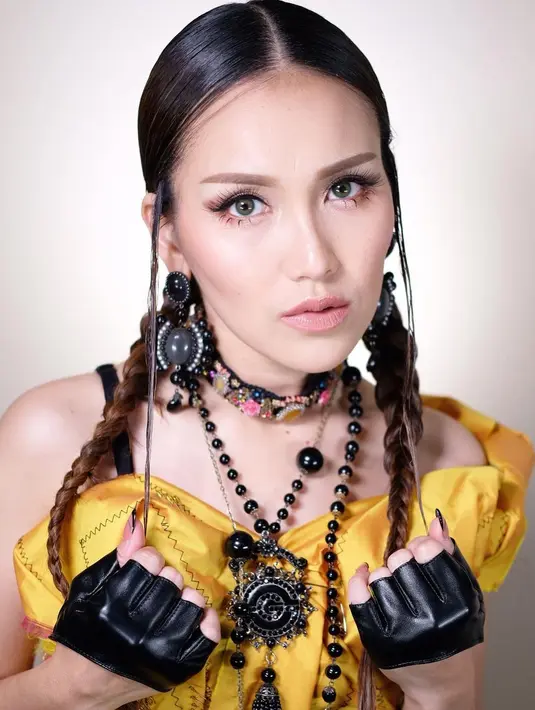 Makeup, serta tatanan rambut Ayu Ting Ting di sini juga membuatnya tampak bak seorang idol. Foto: Instagram.