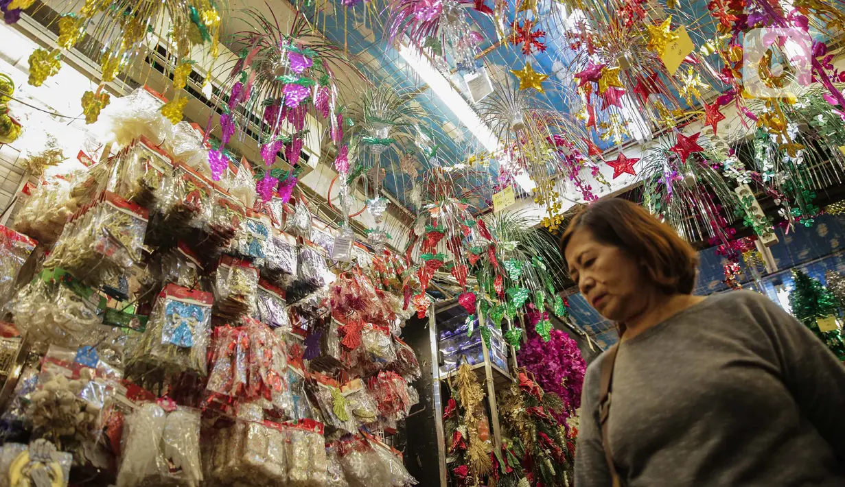 Aneka pernak-pernik Natal dijual di Pasar Asemka, Glodok, Jakarta, Kamis (12/12/2019). Umat Kristiani mulai mendatangi pusat perbelanjaan untuk berburu pernak-pernik penghias rumah dan pohon Natal. (Liputan6.com/Faizal Fanani)