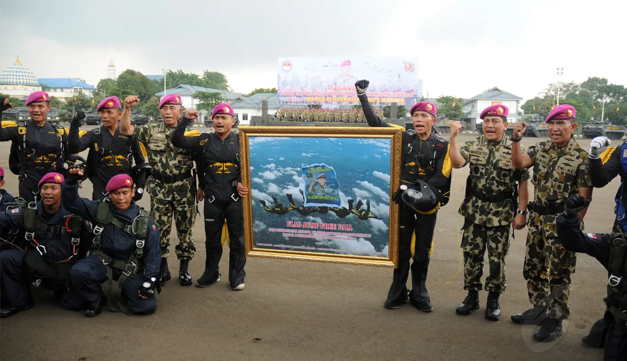Menteri Pertahanan Jenderal TNI Purnawirawan Ryamizard Ryacudu (berdiri - ketiga dari kiri) mendapat cenderamata usai penyematan brevet dan baret kehormatan di Lapangan Apel Kesatrian Marinir, Cilandak, Jakarta (9/12). (Liputan6.com/Helmi Fithriansyah)