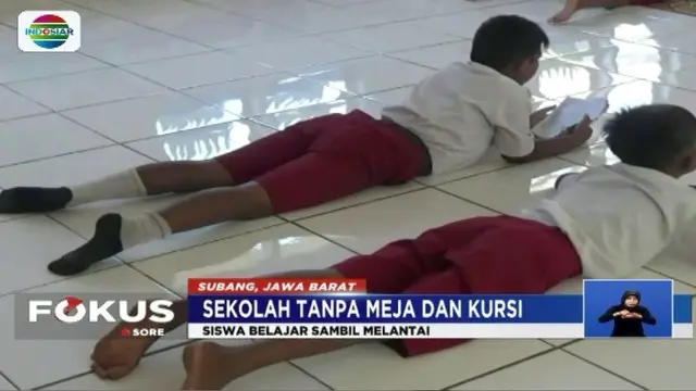 Para murid sekolah dasar di kawasan Pantura, Subang, Jawa Barat terpaksa belajar di lantai, karena kursi dan meja yang kerap digunakan telah rusak sejak 2015.