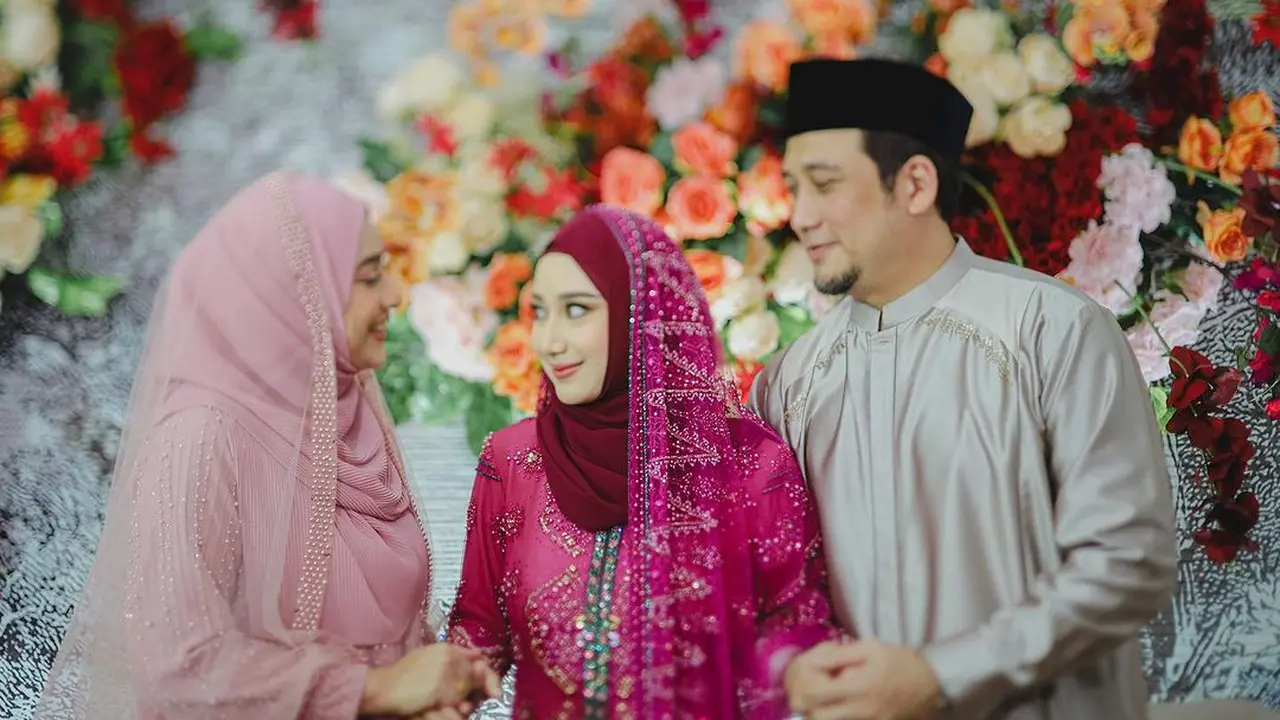 6 Gaya Anak Cindy Fatikasari dan Tengku Firmansyah Dibalut Dress Magenta di Momen Pengajian Jelang Nikah