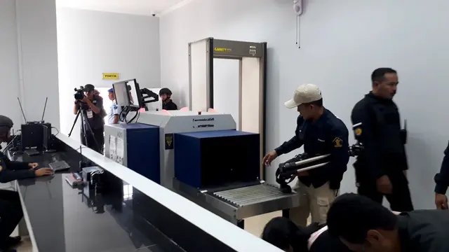 Tiap pengunjung Lapas ‘High Risk’ Karanganyar, Nusakambangan, Cilacap, melalui ruang pemeriksaan yang dilengkapi pendeteksi metal. (Foto: Liputan6.com/Muhamad Ridlo)
