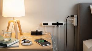 7 Cara Menata Kabel Charger agar Meja Samping Tempat Tidur Rapi, Bebas Kabel Kusut