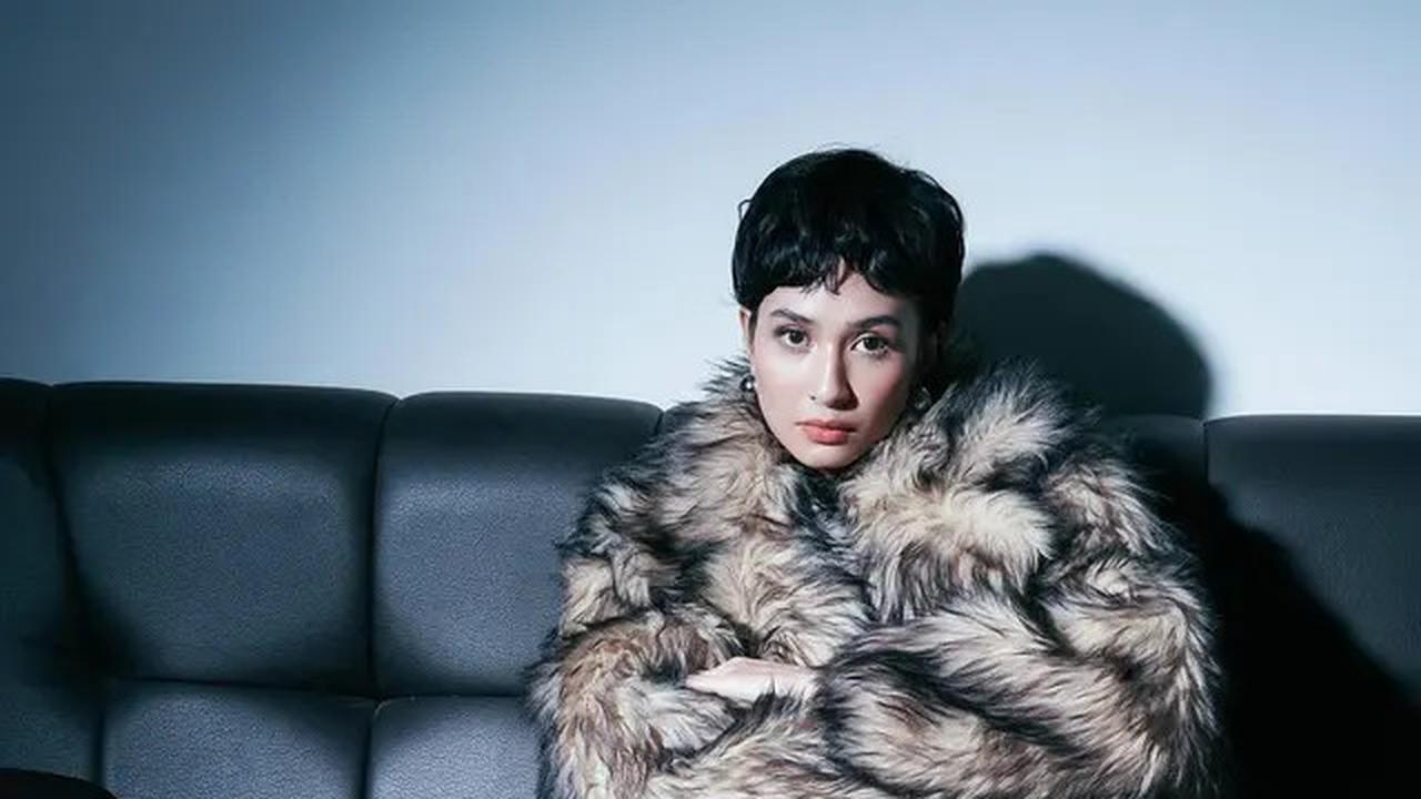 Potret Manglingi Mikha Tambayong dengan Rambut Pixie Cut, Tampil Stunning dengan Coat Berbulu