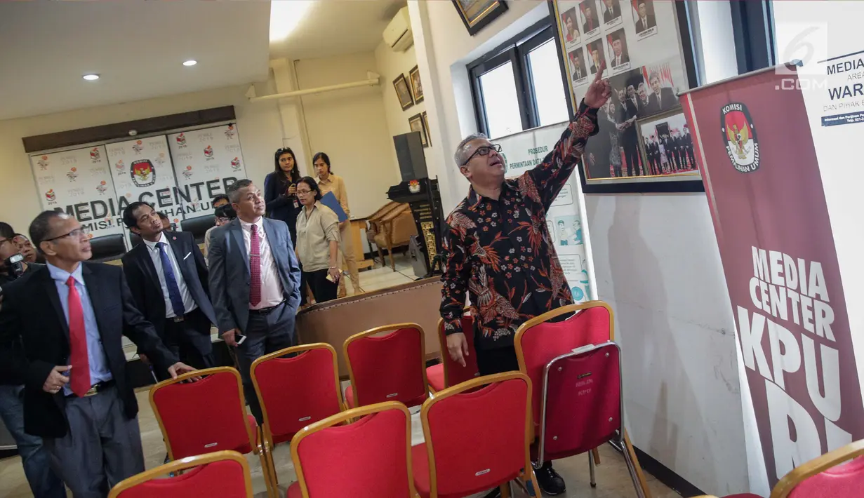 Ketua KPU Republik Indonesia Arief Budiman menunjukkan foto para komisioner KPU kepada Presiden Komisaris KPU Timor Leste Alcino De Aralijo Baris (ketiga kanan) bersama jajarannya di gedung KPU, Jakarta, Rabu (22/11). (Liputan6.com/Faizal Fanani)