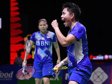 Ganda Putri Indonesia, Greysia Polii/Apriyani Rahayu berselebrasi saat bertanding melawan Mayu Matsumoto dan Ayako Sakuramoto dari Jepang pada perempat final Indonesia Open di Nusa Dua, Bali (26/11/2021). Greysia/Apriyani menang 21-16, 12-21, 21-18. (Badminton Association of Indonesia/AFP)