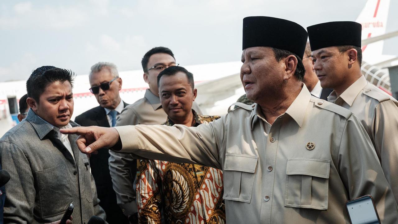 FOTO: Presiden Prabowo Tiba di Halim Usai Wakili Indonesia di KTT Perdamaian Mesir