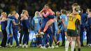 Sejumlah pemain dan tim pelatih Timnas Inggris merayakan kemenangan pada laga semifinal Piala Dunia Wanita 2023 di Stadium Australia, Sydney, 16 Agustus 2023. (AP Photo/Mark Baker)