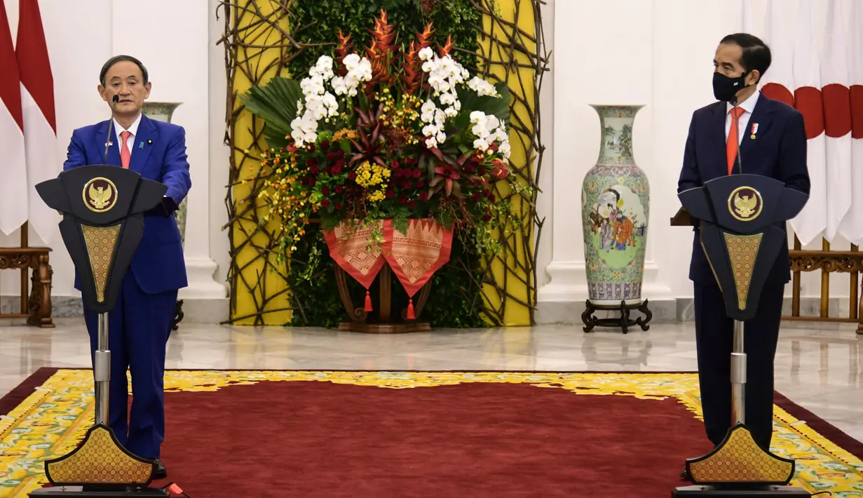 Presiden Joko Widodo dan Perdana Menteri Jepang Yoshihide Suga menggelar konferensi pers bersama saat menerima kunjungan kenegaraan di Istana Bogor, Selasa (20/10/2020). Lawatan kenegaraan tersebut dalam rangka meningkatkan hubungan bilateral antar kedua negara. (INDONESIAN PRESIDENTIAL PALACE/AFP)