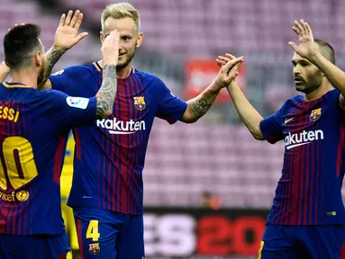 Pemain Barcelona, Lionel Messi bersama Ivan Rakitic dan Andres Iniesta merayakan gol ke gawang Las Palmas pada pertandingan Liga Spanyol di Camp Nou, Senin (2/10) dini hari. Bermain tanpa suporter, Barcelona menang telak dengan skor 3-0. (JOSE JORDAN/AFP)