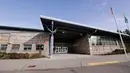 Sekolah Menengah Bothell ditutup pada hari itu di Bothell, Washington, Kamis (27/2/2020). Sekolah menengah di pinggiran kota Seattle ditutup setelah  anggota keluarga seorang staf sekolah tersebut dikarantina karena menunjukkan gejala tertular virus corona. (AP/Elaine Thompson)
