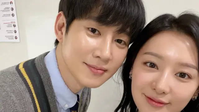 Dibenci Penonton Atas Perannya di Queen of Tears, Park Sung Hoon Malah Selfie Bareng Kim Ji Won