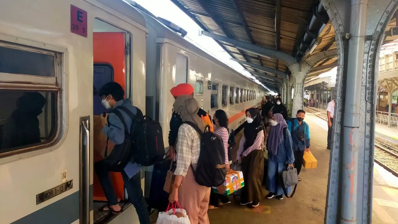 Ilustrasi pemberangkatan Kereta Api di Stasiun Jember (Istimewa)