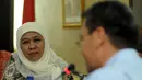 Mensos Khofifah Indar Parawansa (kiri) mendengarkan masukan dari salah satu LSM pada Forum Koordinasi Pemberdayaan Komunitas Adat Terpencil di Jakarta, Rabu (4/11/2015). Forum membahas permasalahan dan solusi terkait KAT. (Liputan6.com/Helmi Fithriansyah)