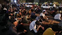 Ribuan umat Muslim berdoa untuk kembalinya Raisi dengan selamat di masjid-masjid di seluruh negeri - termasuk di tengah-tengah menara-menara di kota kelahiran Raisi yang berusia 63 tahun, kota suci Mashhad. (ATTA KENARE / AFP)