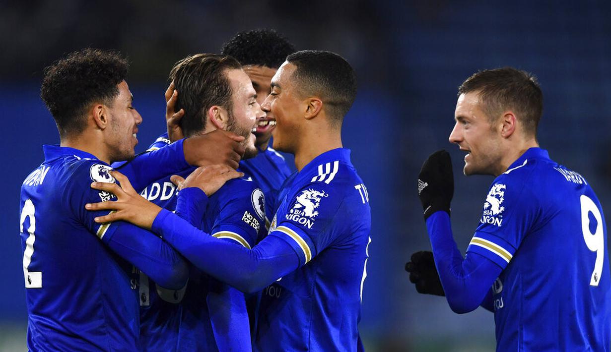 Pemain Leicester City James Maddison (kedua kiri) merayakan golnya ke gawang Brighton pada pertandingan Liga Premier Inggris di Stadion King Power, Leicester, Inggris, Minggu (13/12/2020). Leicester City menang 3-0. (Ben Stansall/Pool via AP)