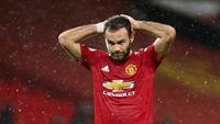 Gelandang Manchester United, Juan Mata, tampak kecewa usai ditahan imbang Chelsea pada laga Liga Inggris di Stadion Old Trafford, Minggu (25/10/2020). Kedua tim bermain imbang 0-0. (Michael Regan/Pool via AP)