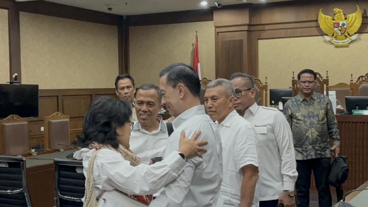 Senyum Tom Lembong di Pelukan Istri usai Divonis 4,5 Tahun Penjara