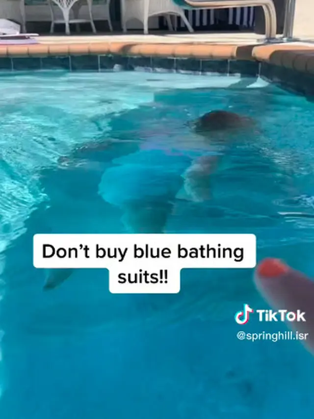 Bahaya baju renang biru