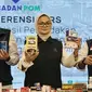 Kepala BPOM, Penny K. Lukito menunjukkan barang bukti obat dan makanan ilegal yang dijual di marketplace dalam konferensi pers di Gedung BPOM, Jakarta Pusat, Rabu (7/6/2023). (Liputan6.com/Angga Yuniar)