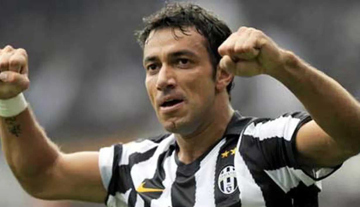 Selebrasi striker Juventus Fabio Quaglierella seusai mencetak gol ketiga timnya ke gawang Lecce dalam lanjutan Serie A di Olimpico, Turin, 17 Oktober 2010. Juve unggul 4-0. AFP PHOTO / OLIVIER MORIN 