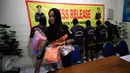 Petugas membawa barang bukti  usai di gelar pada gelar perkara kasus Narkoba di Polresta Yogyakarta, (3/3/16).Pada gelar perkara tersebut , terjaring 6 orang tersangka.(Boy Harjanto)