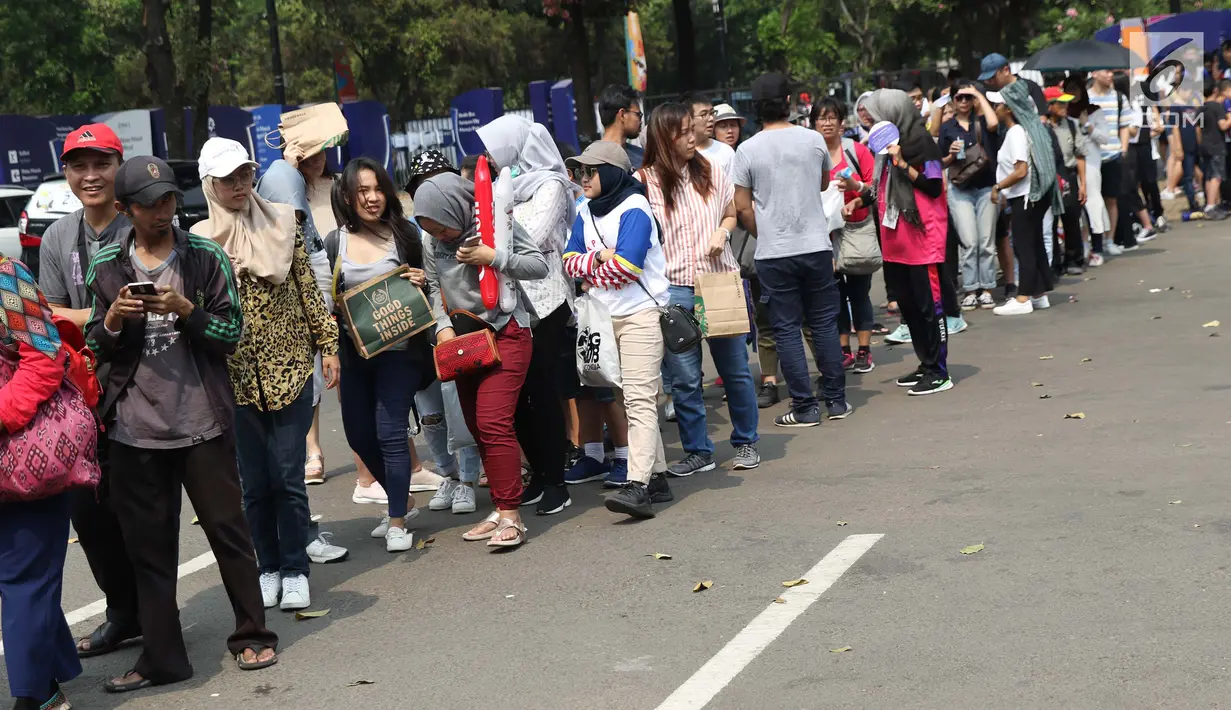 Ratusan suporter tim Indonesia mengantre masuk Istora GBK untuk menyaksikan laga Para Bulutangkis, Jakarta, Jumat (12/10). Sejumlah atlet para bulutangkis Indonesia berlaga dipartai final dan semi final. (Liputan6.com/Helmi Fithriansyah)