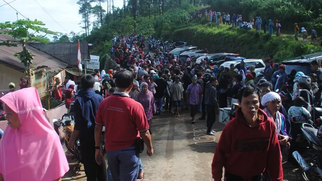 Ribuan pelayat hadir dalam pemakaman empat anak korban longsor Desa Jingkang, Purbalingga. ( Foto: Liputan6.com/Dinkominfo Purbalingga/Muhamad Ridlo)