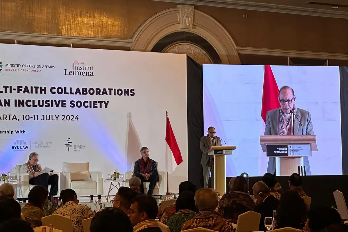 Mantan Menteri Luar Negeri RI Alwi Shihab dalam "International Conference on Cross-Cultural Religious Literacy" yang diselenggarakan oleh Kementerian Luar Negeri RI dan Institut Leimena di Jakarta, Rabu (10/7/2024). (Liputan6/Benedikta Miranti)