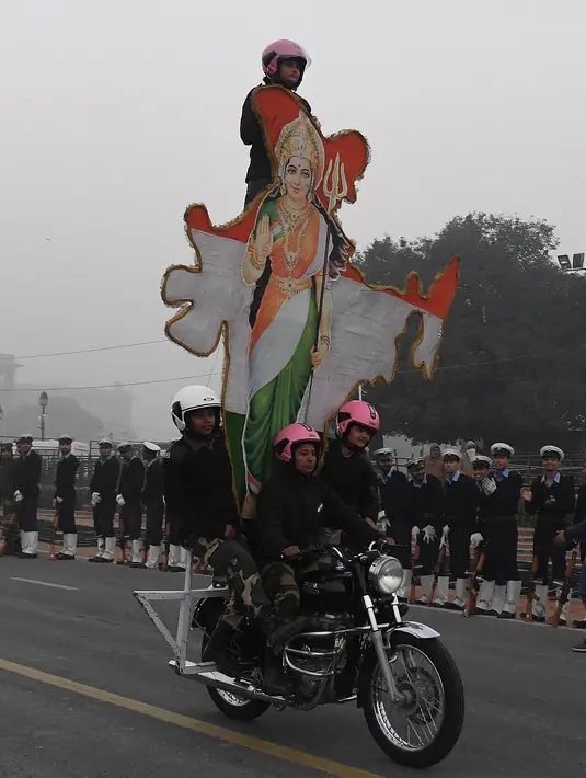 Prajurit wanita dari Pasukan Keamanan Perbatasan India (BSF) beraksi di atas motor selama latihan untuk Parade Hari Republik di New Delhi, India, Rabu (10/1). India akan merayakan Hari Republik ke-69 pada tanggal 26 Januari. (AFP Photo/Prakash Singh)