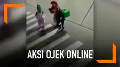 Melihat ada segerombolan badut berjoget di pinggir jalan, seorang ojek online nekat ikut bergabung berjoget bersama. Ia bahkan rela meninggalkan motornya di jalan begitu saja.