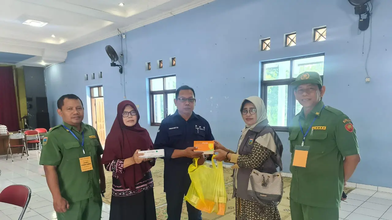 Petugas Nakes Pukesmas memantau ketat kondisi kesehatan dan membagikan multivitamin kepada para anggota KPPS di Kudus. (Liputan6.com/Arief Pramono)