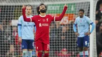 Pemain Liverpool, Mohamed Salah, melakukan selebrasi setelah mencetak gol ke gawang Brentford pada laga pekan ke-12 Liga Inggris 2023/2024 di Stadion Anfield, Minggu (12/11/2023). The Reds menang tiga gol tanpa balas. (AP Photo/Jon Super)