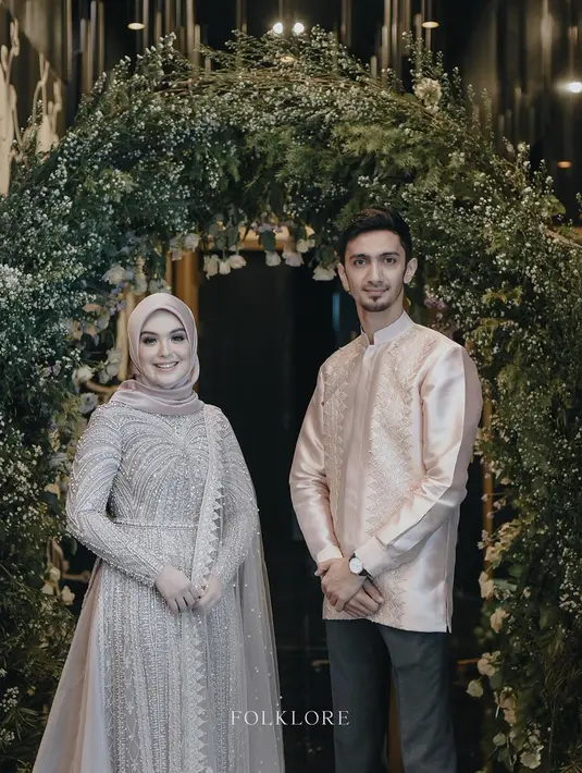 Vebby Paliwinta dan Razi Bawazier memang tak butuh waktu lama dalam berpacaran. Keduanya kini sudah resmi menjadi pasangan suami istri. Lewat akun media sosial, keduanya tak sungkan berbagi kebahagiaan. (Instagram/vebbypalwinta)