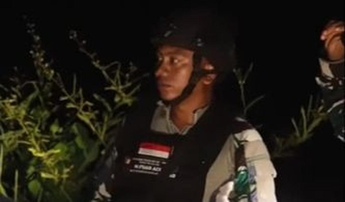 "Saya terkejut dengan kondisi pos yang kecil dan menemukan banyak lubang bekas tembakan peluru," kata Bobon dalam video.